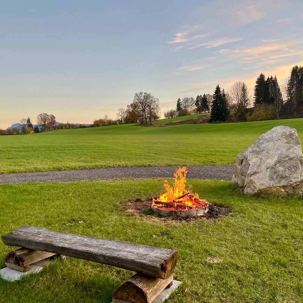 Ferienhaus Weidenhof Waldherr Lagerfeuer mit Blick in die Berge